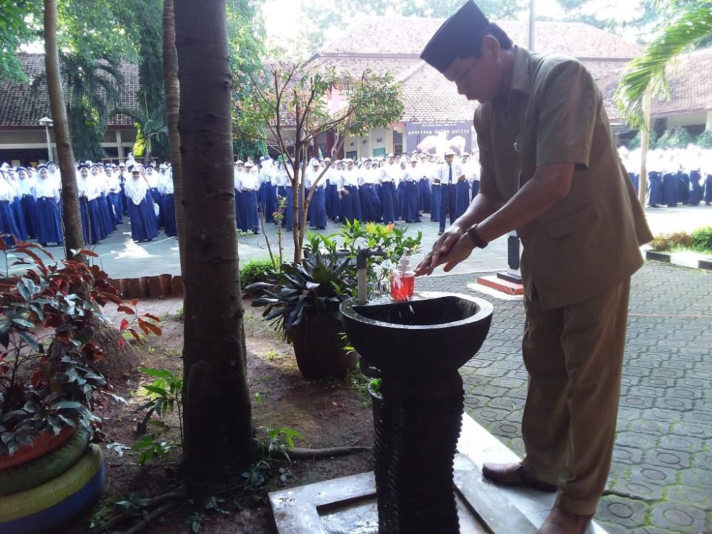 CUCI TANGAN USAI APEL PAGI