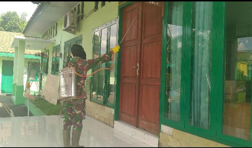 Antisipasi Virus Corona, Kodim 0736/Batang Semprotkan Desinfektan