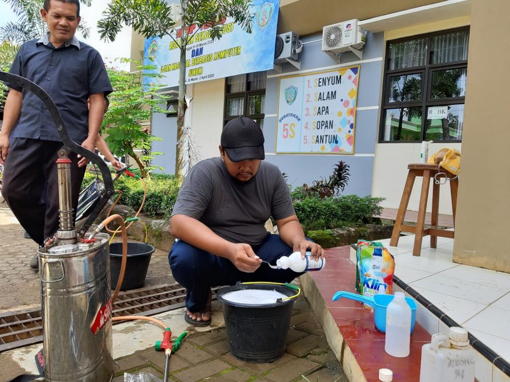 MEMBUAT CAIRAN DESINFEKTAN