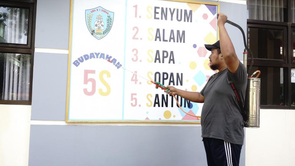 PENYEMPROTAN DESINFEKTAN