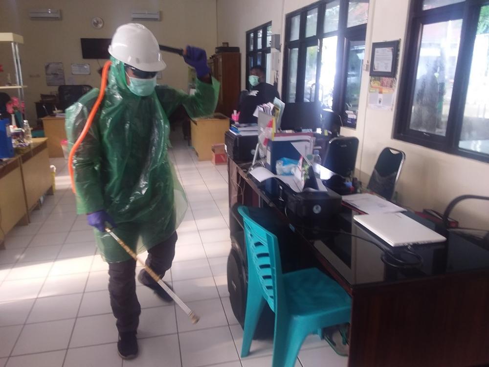 PMI BATANG INTENSIFKAN PENYEMPROTAN DESINFEKTAN