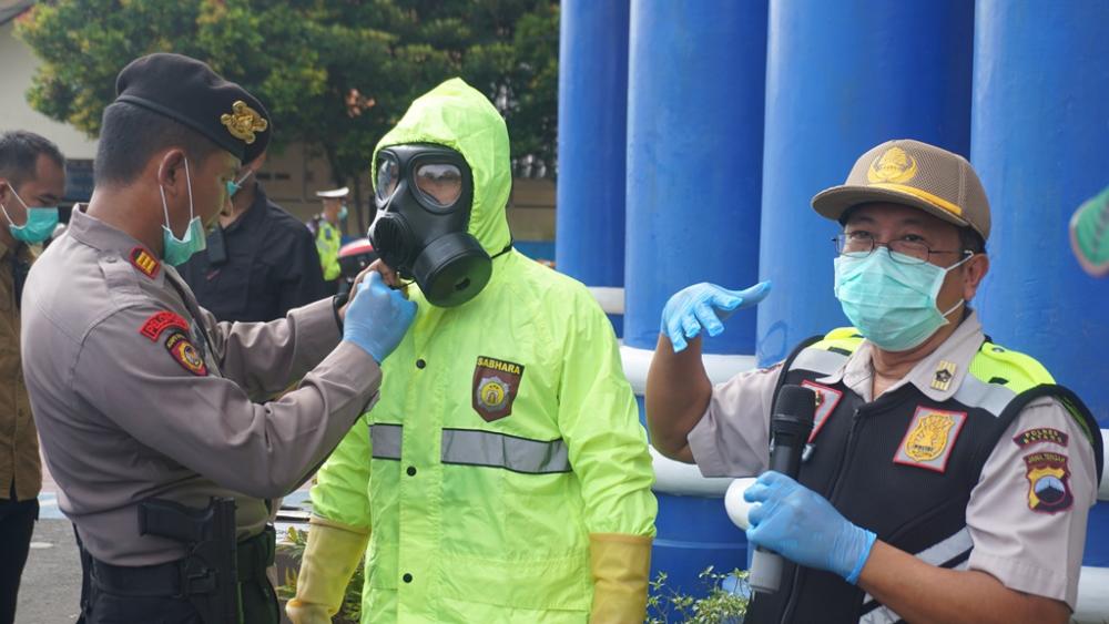 PERLENGKAPAN PETUGAS PENYEMPROT DESINFEKTAN