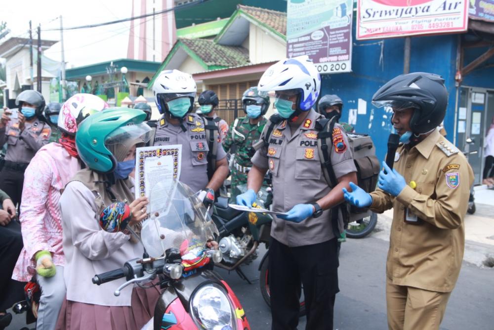 Forkopimda Sosialisasi Cegah Covid-19 di Alun-Alun dan Pasar Induk Batang