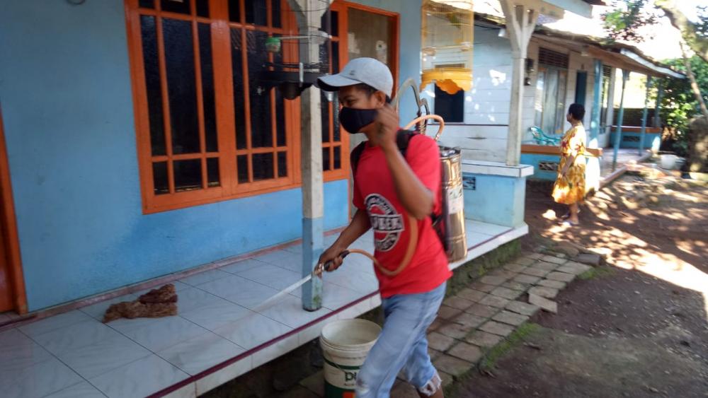 Cegah Wabah Corona, Warga Dlimas Lakukan Semprot Disinfektan Mandiri