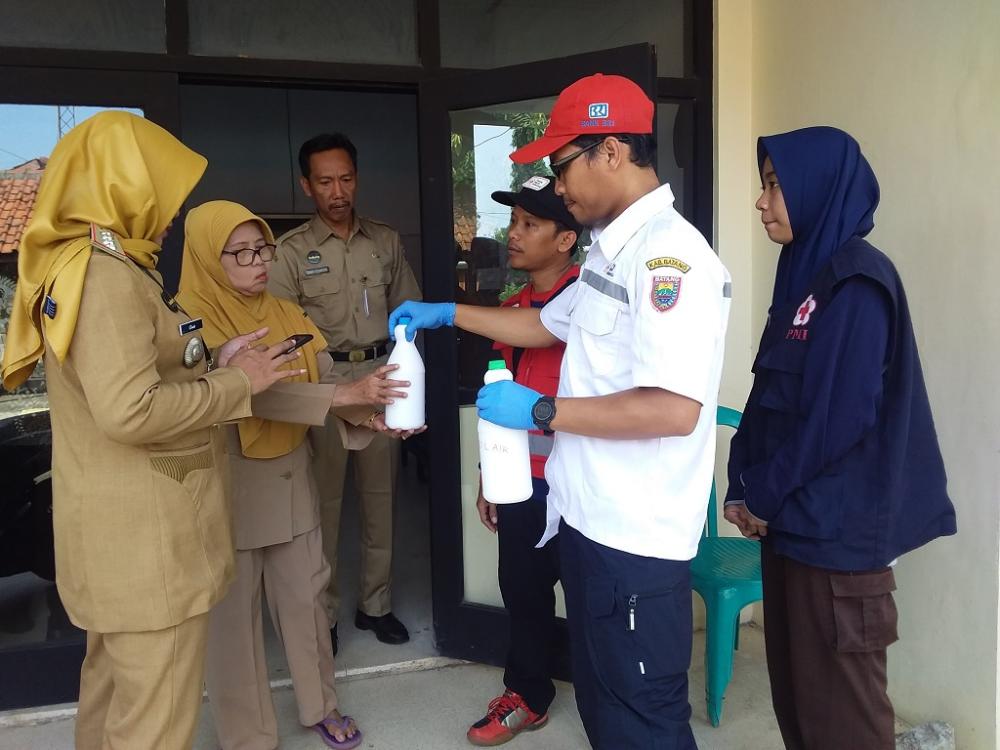 PMI Batang Rutin Distribusikan Desinfektan Biang