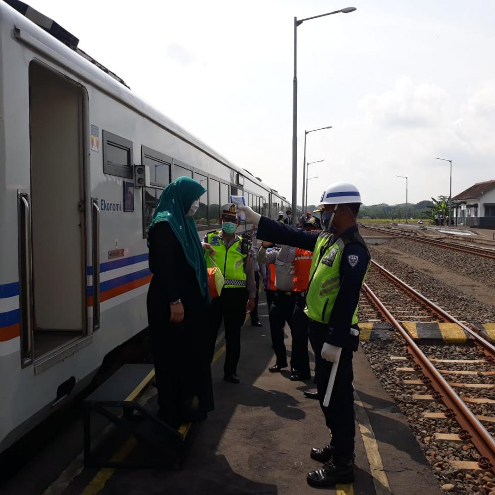 Penyemprotan Desinfektan untuk Pastikan Sarana Umum Bebas Covid-19