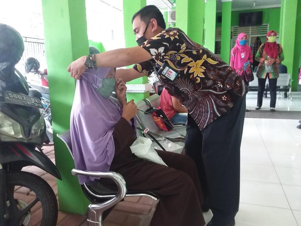 Disnaker Batang Tangani Covid-19 dengan Bagikan Masker