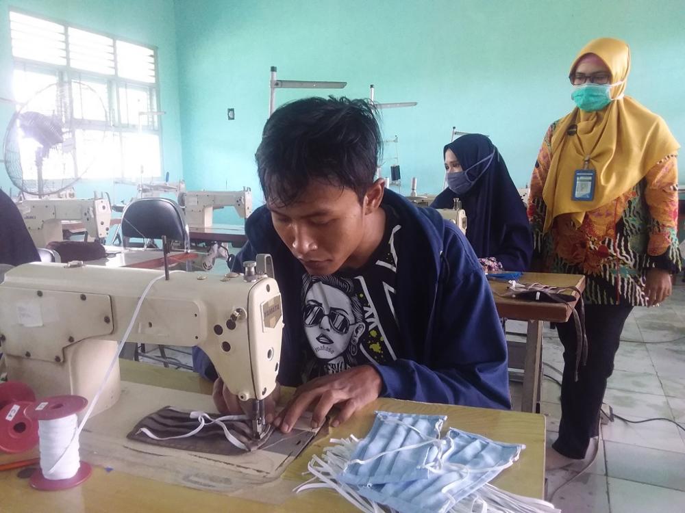 Produksi Masker Massal untuk Lawan Covid-19