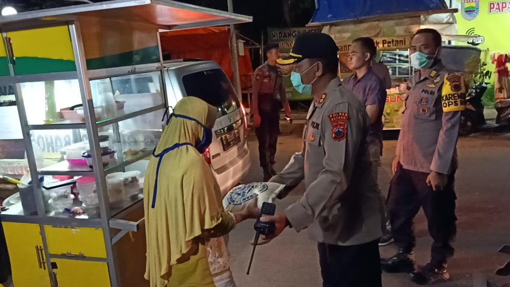 Polres Batang Berikan Tali Asih untuk Pedagang Terdampak Covid-19