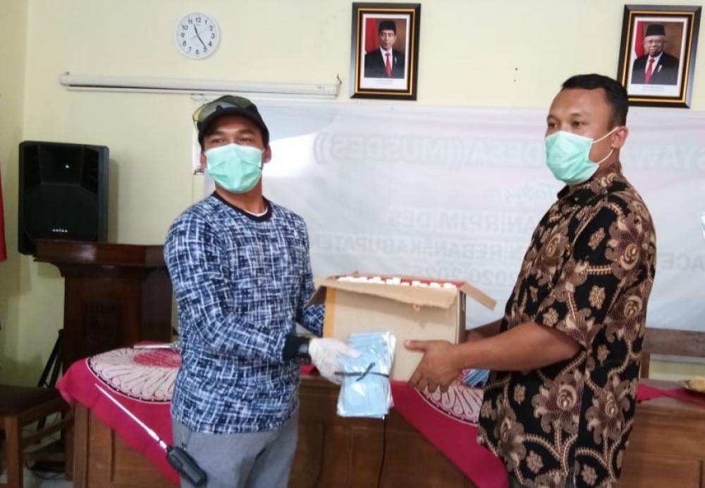 Pemkab Batang Bagikan Masker Gratis dan Handsanitizer