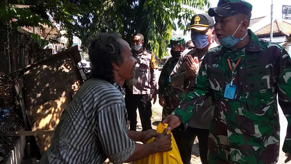 Polres dan Kodim Batang Berikan Sembako Warga Terdampak Covid-19  