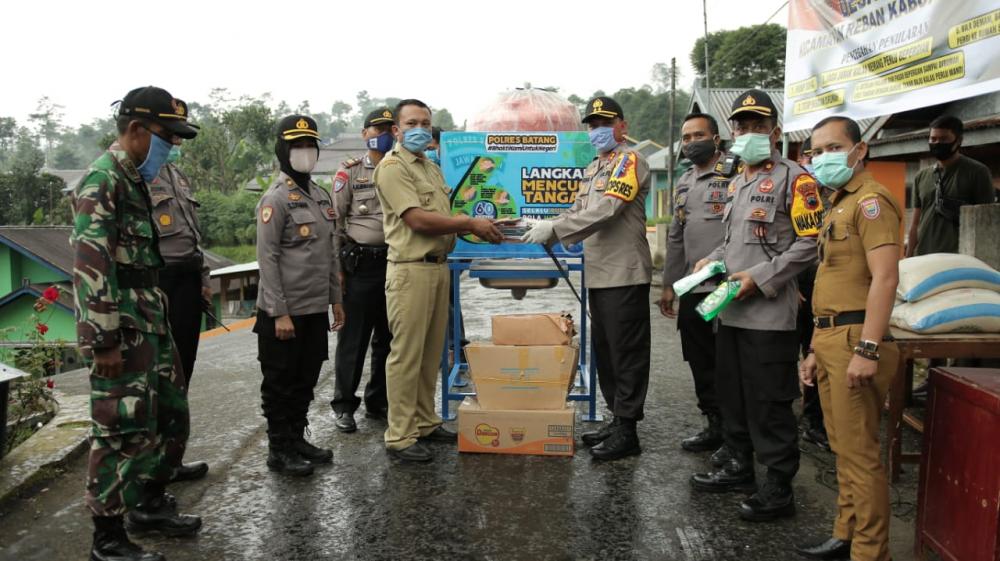 Kapolres Batang Berikan APD Bagi Kampung Siaga di Pacet