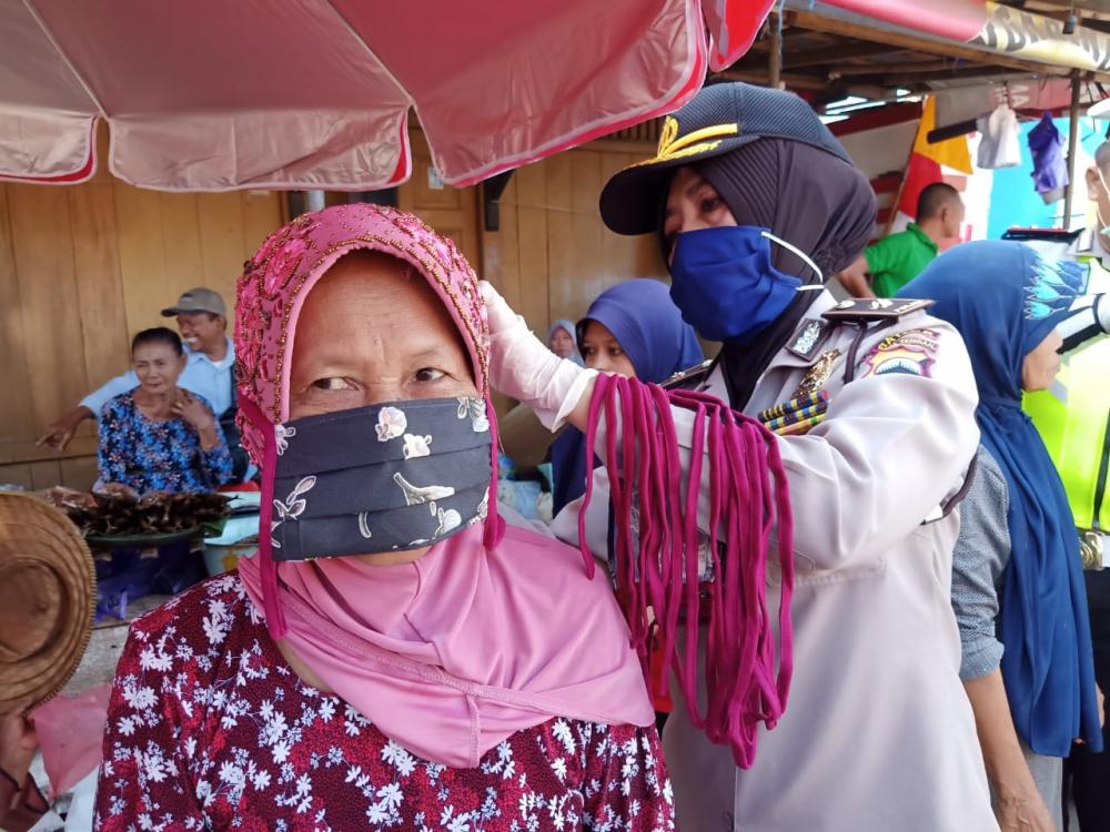 Polres Batang Bagi-bagi Masker untuk Pedagang Pasar Sedondong
