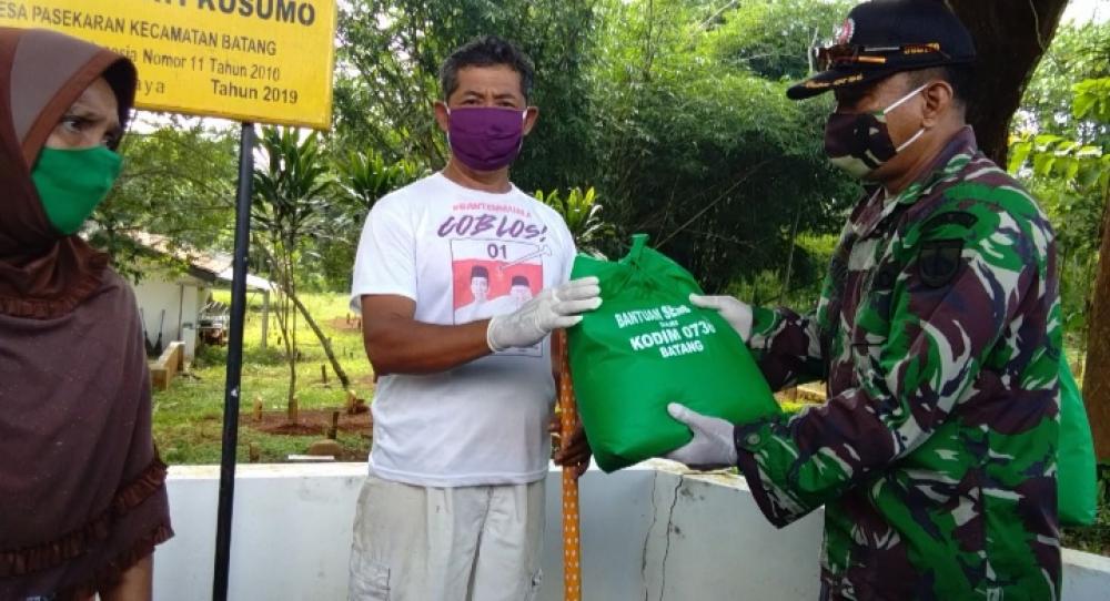 Kodim 0736/Batang Membagikan Sembako Pada Penjaga Makam dan Penggali Kubur