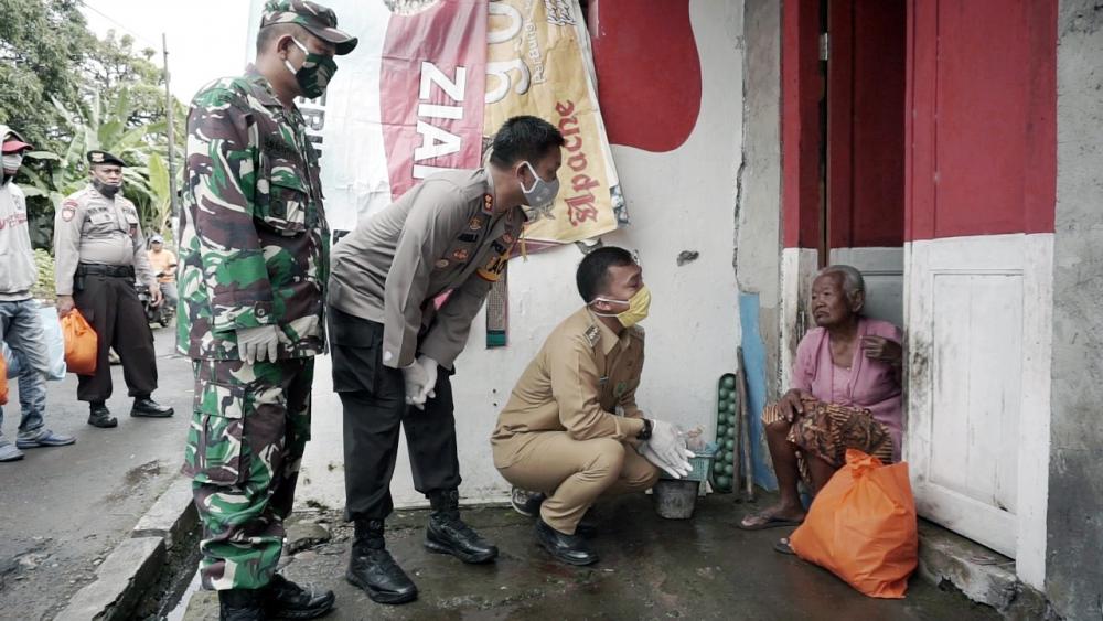 Bupati Batang Bagikan Ratusan Paket Sembako Terdampak Covid-19