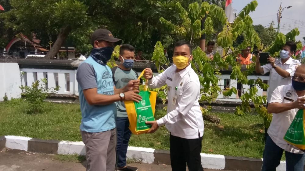 Bupati Batang Berikan Paket Sembako Kepada Napi Asimilasi