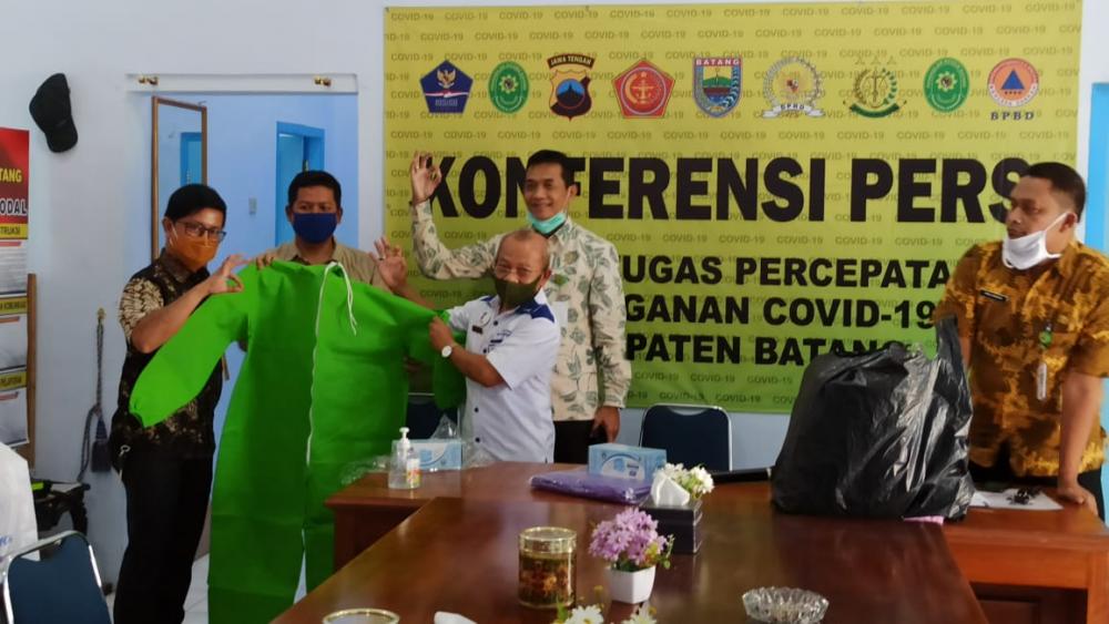 Gugus Tugas Terima Bantuan Hazmat dan Masker Medis dari IKA Undip