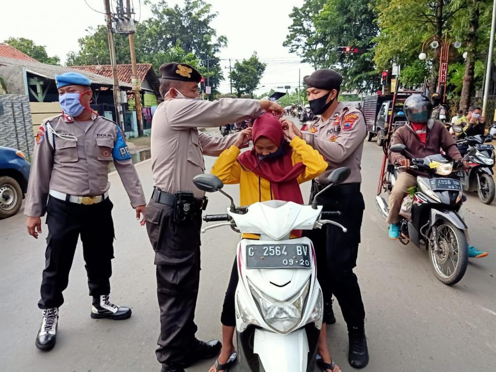 Gugus Tugas Gelar Patroli dan Bagikan Masker ke Pengendara