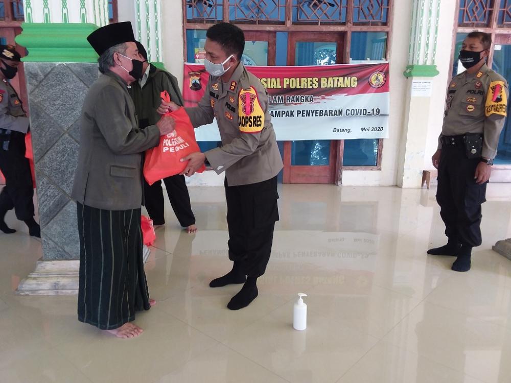 Kapolres Batang Berikan Tali Asih Kepada Takmir Masjid Terdampak Corona