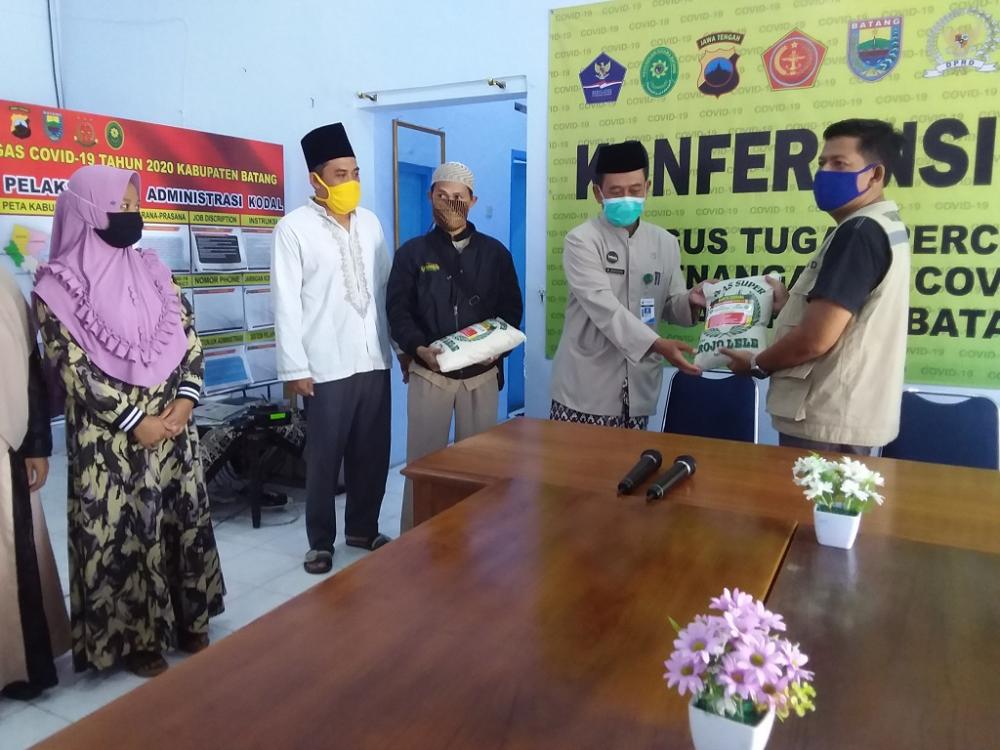 SDIT Ar-Raudloh Berikan Bantuan Pangan Bagi Terdampak Covid-19