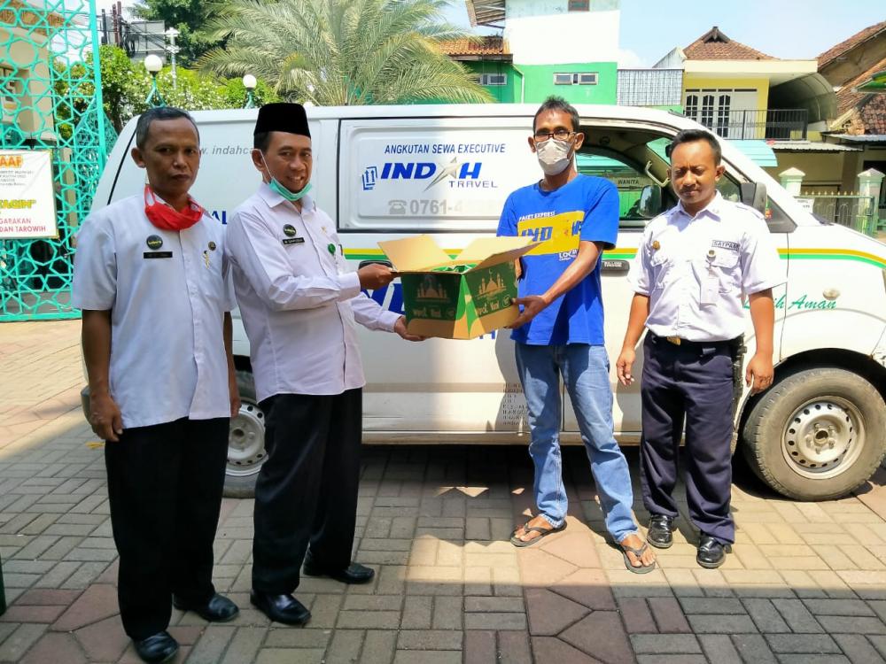 Ratusan Masjid di Batang Kembali Mendapat Bantuan Cairan Disinfektan