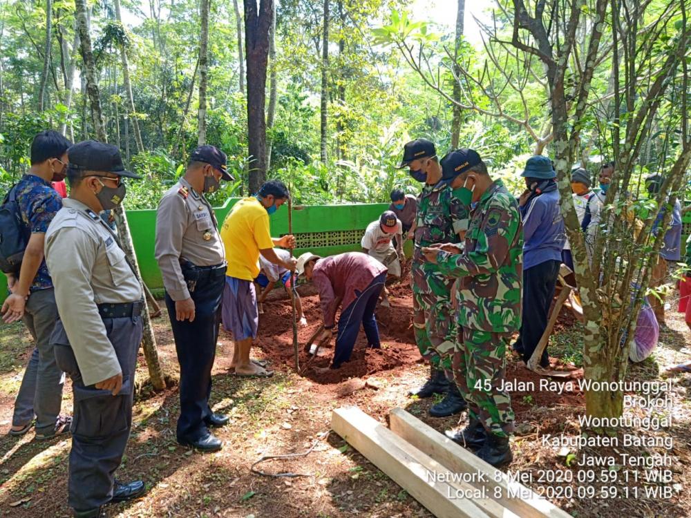TNI Polri Bantu Siapkan Makam Jenazah PDP Covid-19 yang Meninggal