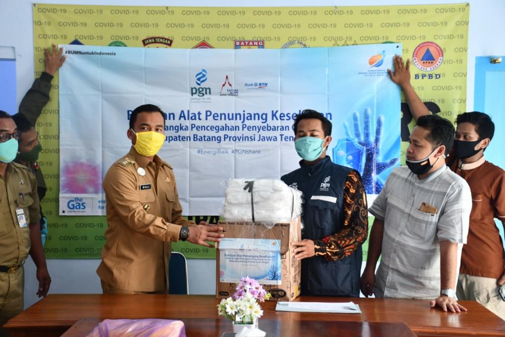 Bupati Batang Wihaji Terima Bantuan APD dari DPR RI