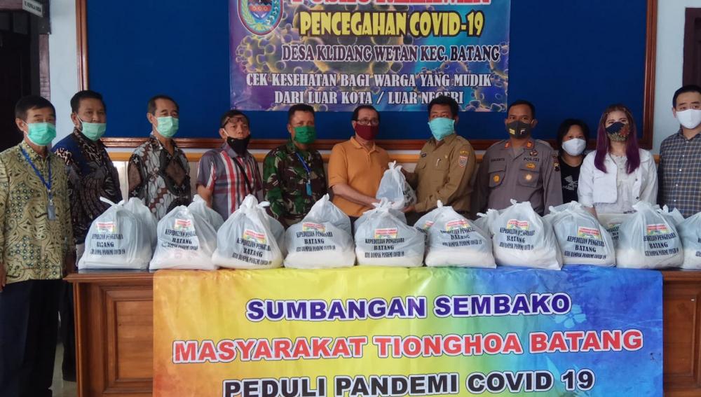 Pengusaha Tionghoa Batang Bersama TNI-Polri Bagikan Ratusan Paket Sembako