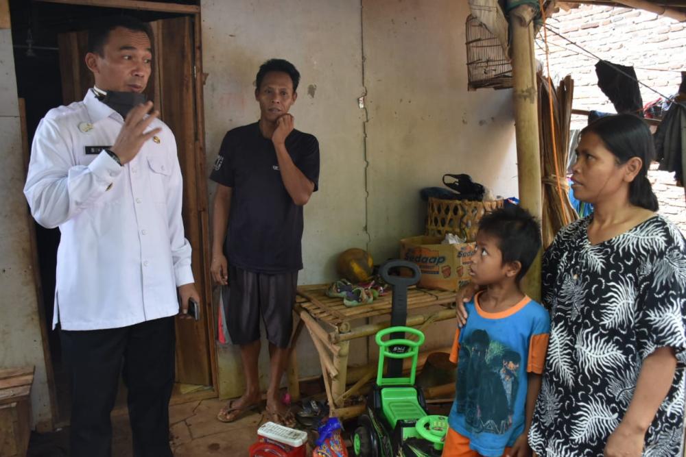 Bupati dan Wakil Bupati Batang Sambangi Warga Kurang Mampu