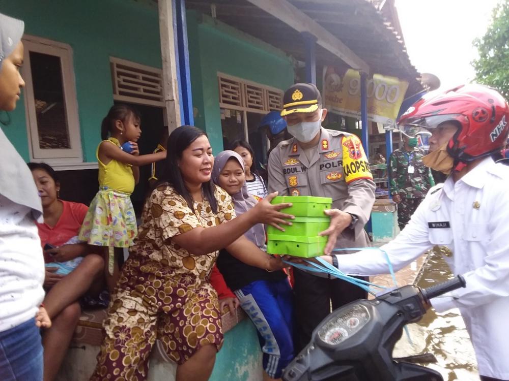 Forkopimda Batang Bagikan Makanan Bagi Warga Terdampak Rob