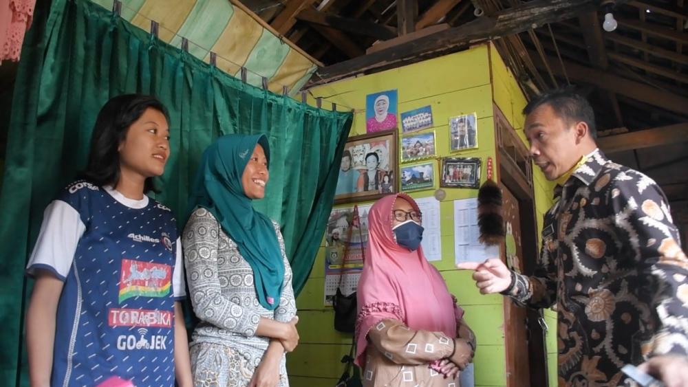 Bupati dan Wakil Bupati Batang Sambangi Warga Miskin Berikan Bantuan Modal