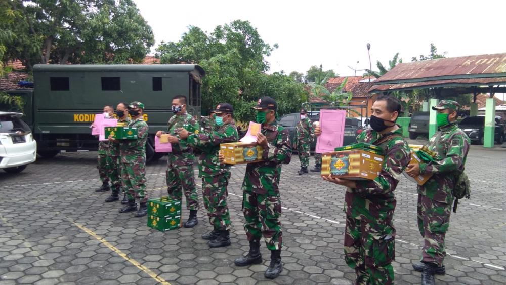 Dandim 0736/Batang Berikan Bingkisan dan Uang Ketupat Kepada Anggota