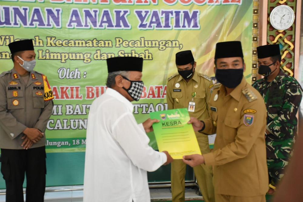 Bupati Batang Berikan Santunan ke Anak Yatim