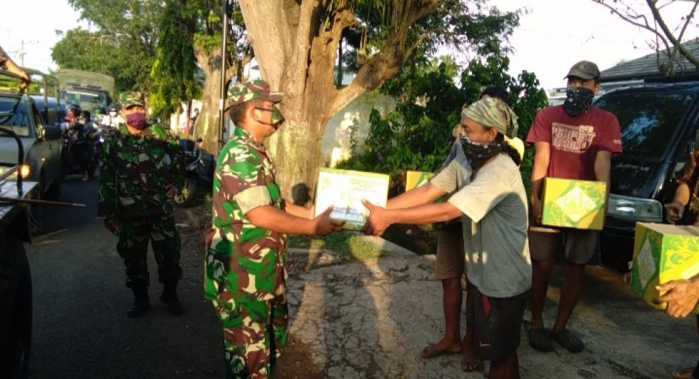 Jelang Lebaran, Dandim Batang Bagikan Ratusan Bingkisan Bagi Terdampak Covid-19