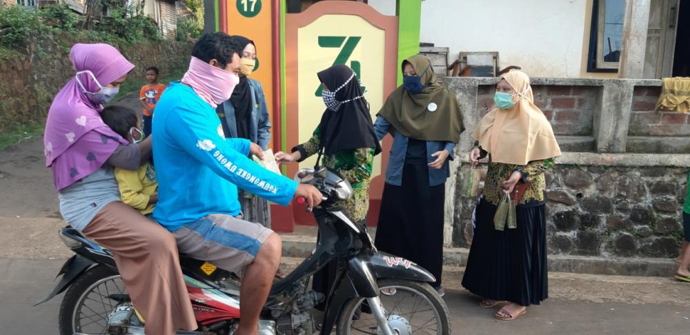 IPNU IPPNU Kecamatan Subah Batang Bagikan Takjil Dan Masker Gratis