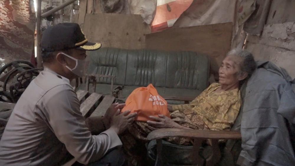 Jelang Lebaran, Kapolres Batang Bagikan Sembako Untuk Kaum Duafa