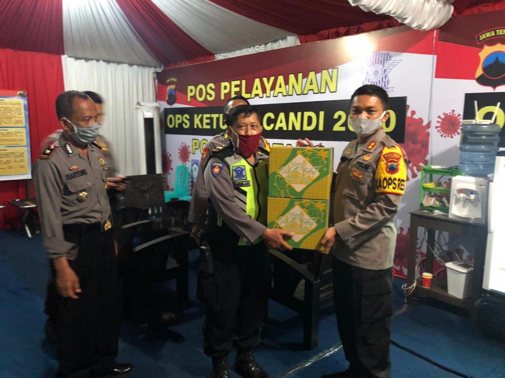 Kapolres Batang Berikan Bingkisan Lebaran Bagi TNI/Polri