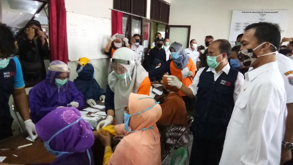 Rapid Test di  Pasar  Batang 16 Orang Pedagang Reaktif Positif Covid-19