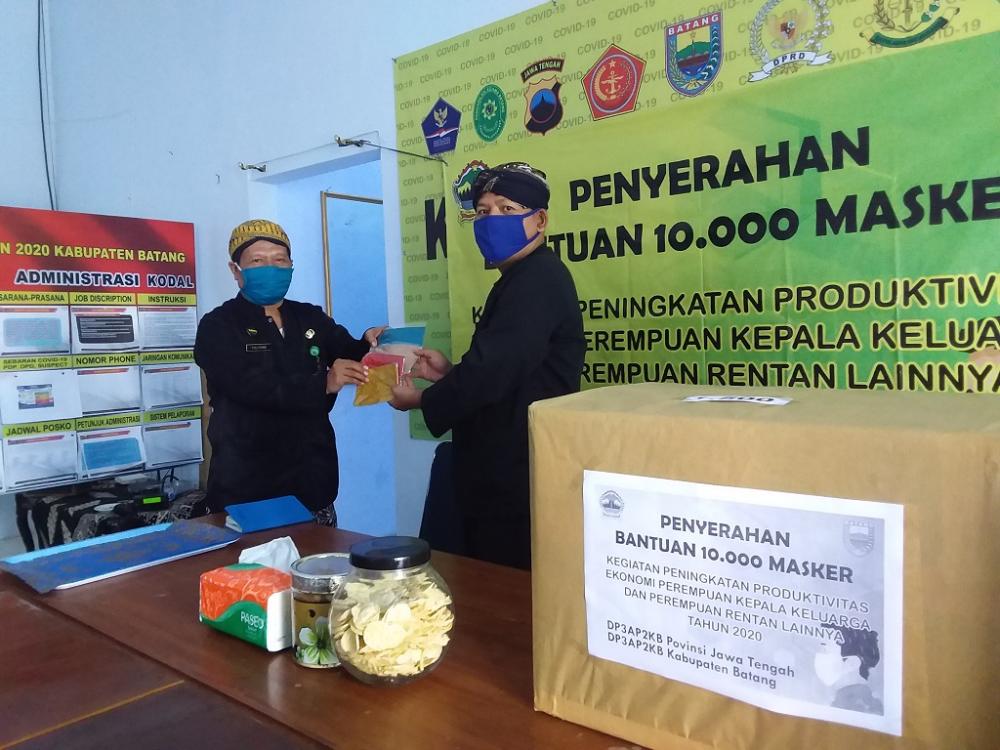 DP3AP2KB Batang Serahkan Masker Buatan Kelompok Perempuan