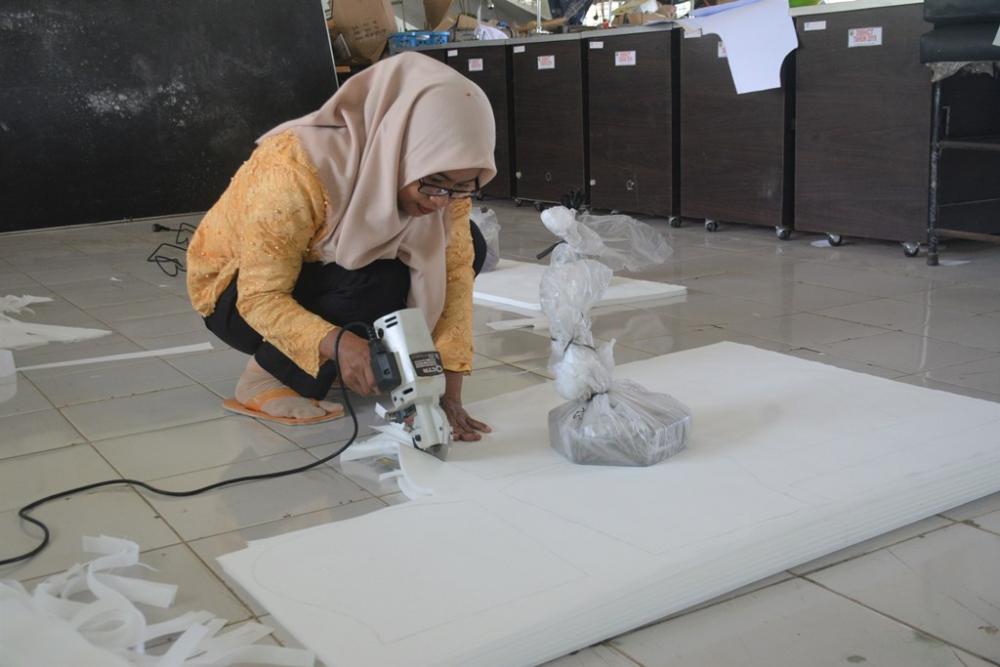 MEMOTONG BAHAN BAJU APD