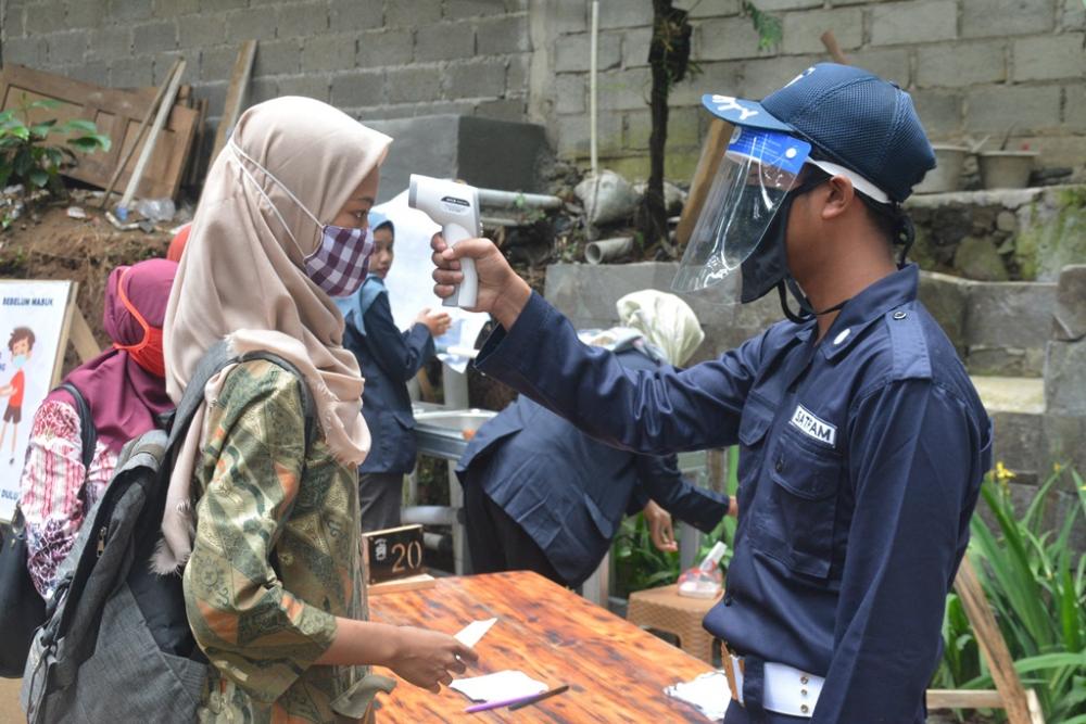 CEK SUHU BADAN SEBELUM MASUK RESTORAN