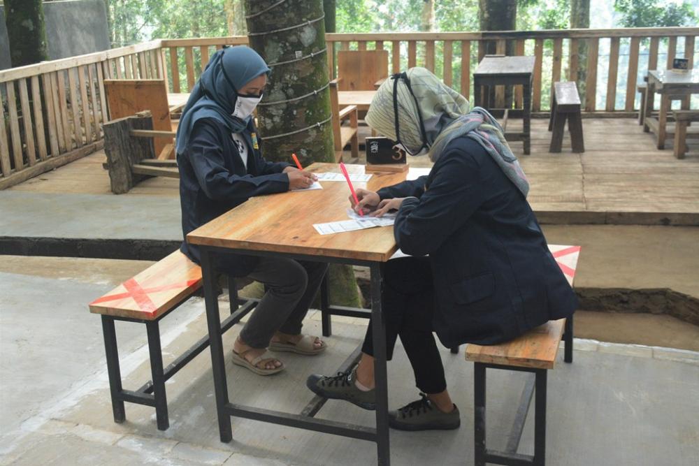 JAGA JARAK DI TEMPAT DUDUK