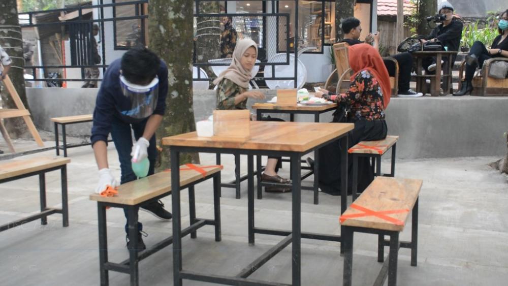 BERSIHKAN DENGAN DESINFEKTAN