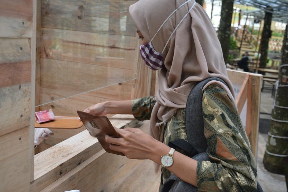 PEMBAYARAN DENGAN di ATAS PENAMPAN KECIL