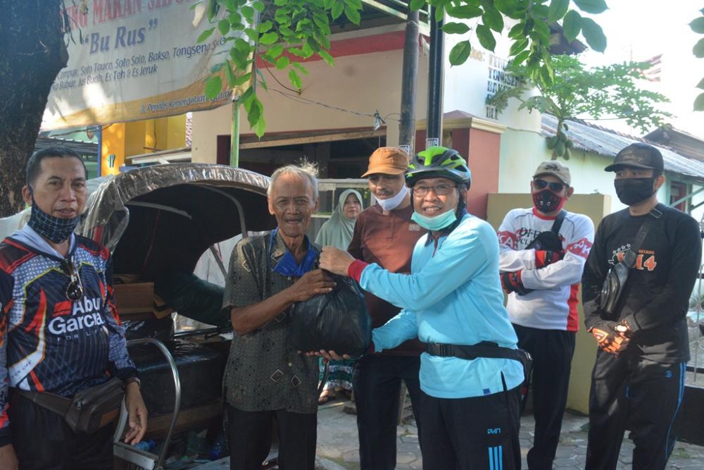 Gowes Bersama Diskominfo Batang Untuk Jaga Imun Tubuh Dan Bagikan Paket Sembako