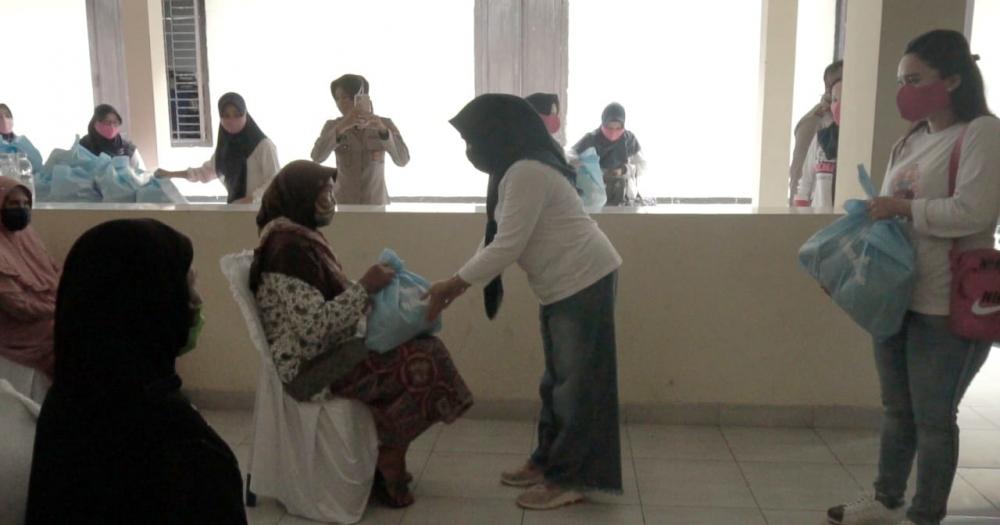 Ibu Bhayangkari Bagikan Puluhan Paket Sembako Bagi Terdampak Covid-19