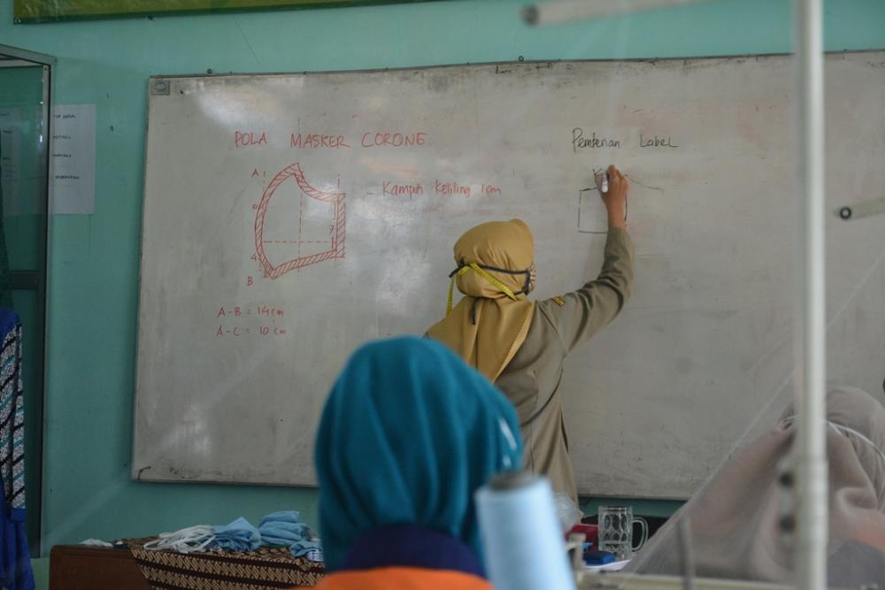BERIKAN MATERI PELATIHAN PEMBUATAN MASKER