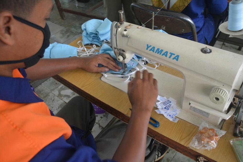 PASANG LOGO KEMNAKER PADA MASKER