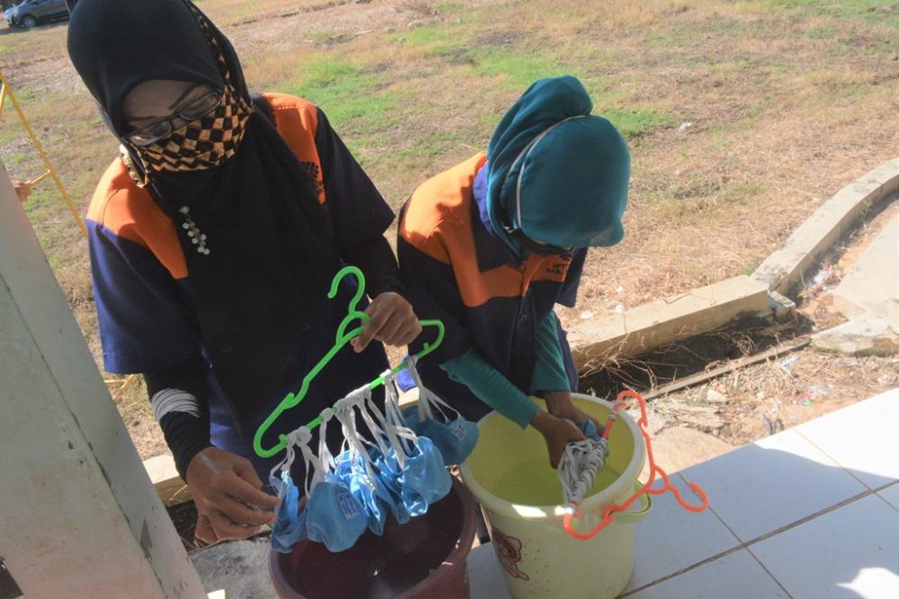 CUCI MASKER DENGAN DISINFEKTAN