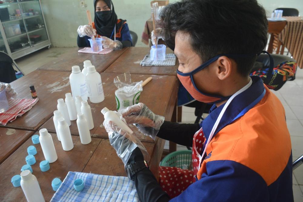 BERSIHKAN BOTOL HAND SANITIZER